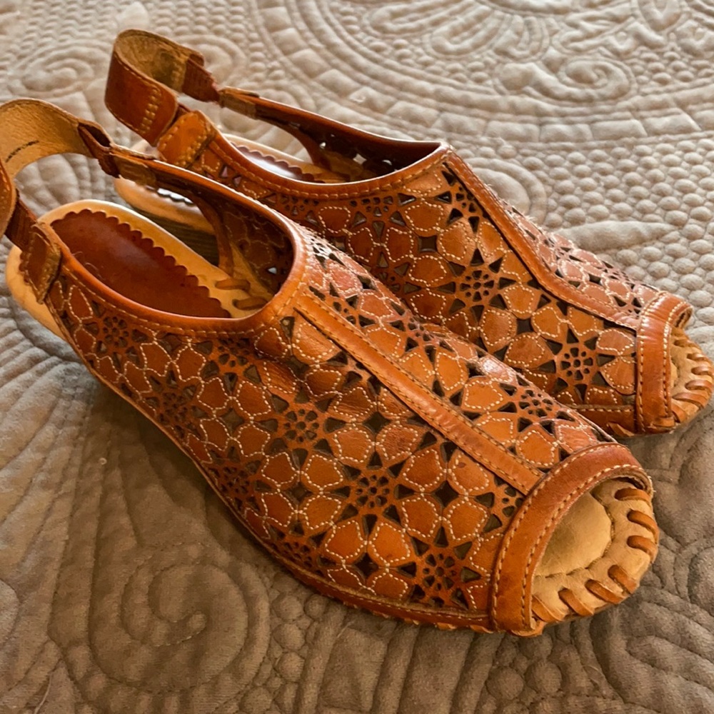 Pikolinos leather sandals.